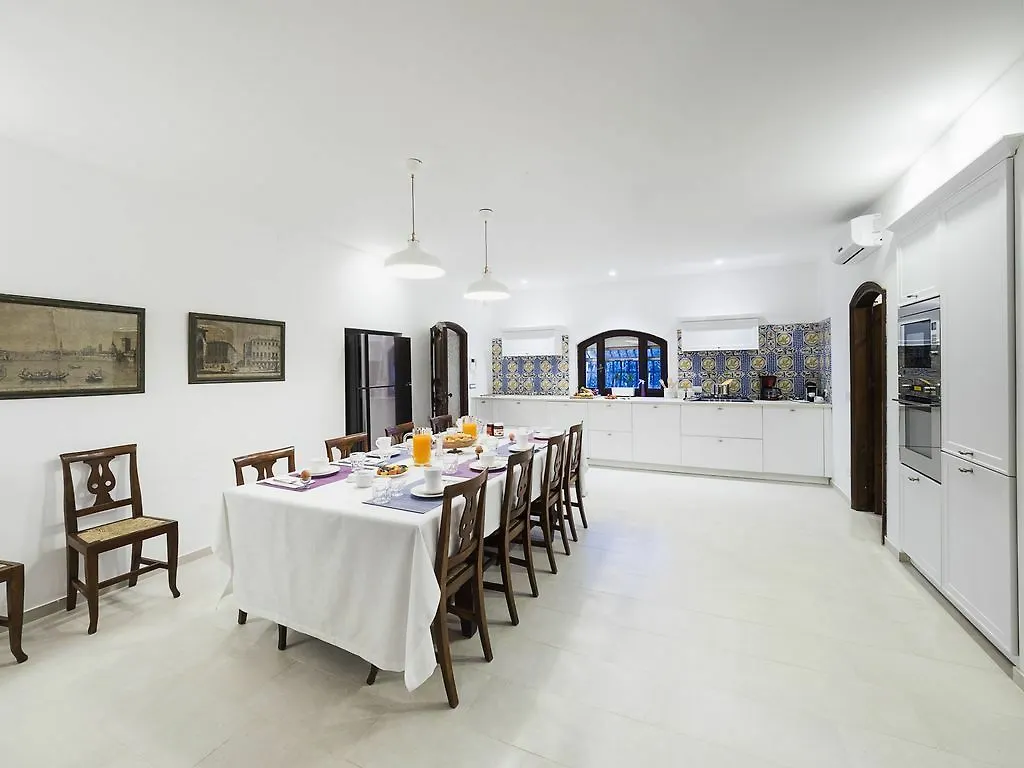 Blue Moon Villa Fontane Bianche 0*,  Italy